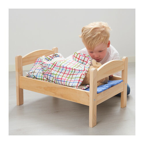 楽天市場 Ikea Duktig イケア 人形用ベッド ベッドリネンセット付き パイン材 マルチカラー 1 678 38 メール便不可 日本オアシス株式会社