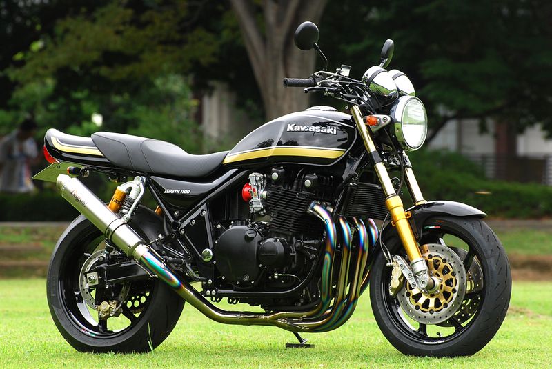 ゼファー1100用純正オイルパンフラット加工になりま バグース オイルクーラー バグース!モーターサイクルより、オールブラック仕様のゼファー