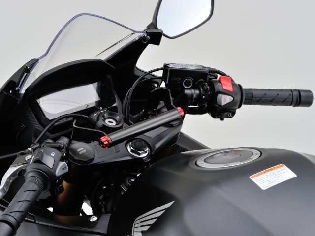 在庫有り DAYTONA デイトナ 車種別マルチバーホルダー CBR400R レッド付属 17865