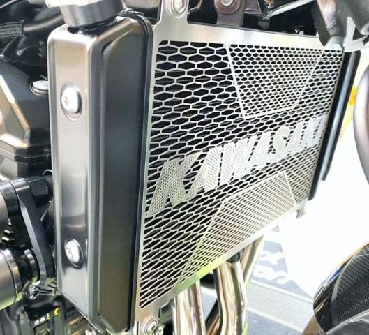 在庫有り 当日発送 KAWASAKI カワサキ カワサキ 純正部品 Z900RS (21-) / Z900RS CAFE(21-) / Z900RS SE(21-) ラジエータスクリーン 99994-1670