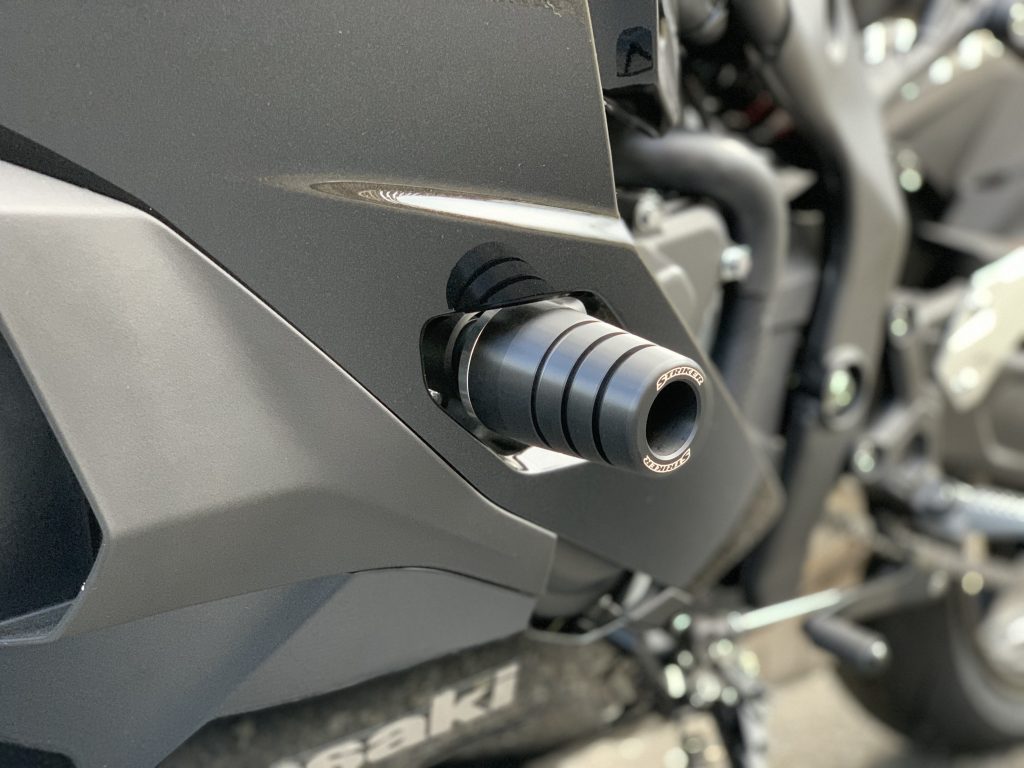 STRIKER ストライカー【オールブラック】 KawasakiNinja ZX-25R/SE/KRT SS-GS157B-F1 ガードスライダー