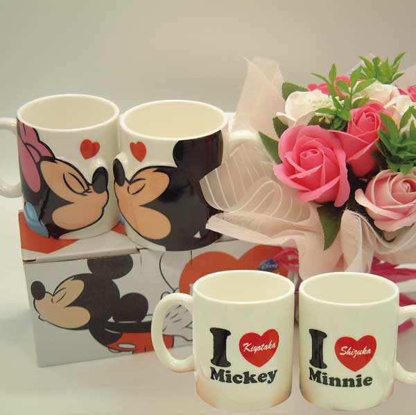 【結婚祝い 特販】名入れディズニー ミッキー＆ミニーマグカップ立体、今なら高級花束(ソープフラワー色変更有り)付き、送料無料(沖縄・離島除く)、結婚祝い、結婚記念、 誕生日ギフトに、名入れは迫力満点のサンドブラスト彫刻 金色着色【数量限定特販】【RCP】
