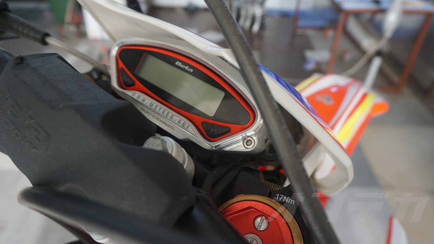 MOTOES スピードメーターガード ベータ BETA 2020年 2021年 2022年 RR Xtrainer クロストレーナー クロトレ 硬質 A5083アルミ合金 mo53|オフデカ 店