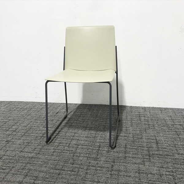 【中古】 ミーティングチェア スタッキング 肘無 エネア エマ ベージュ □