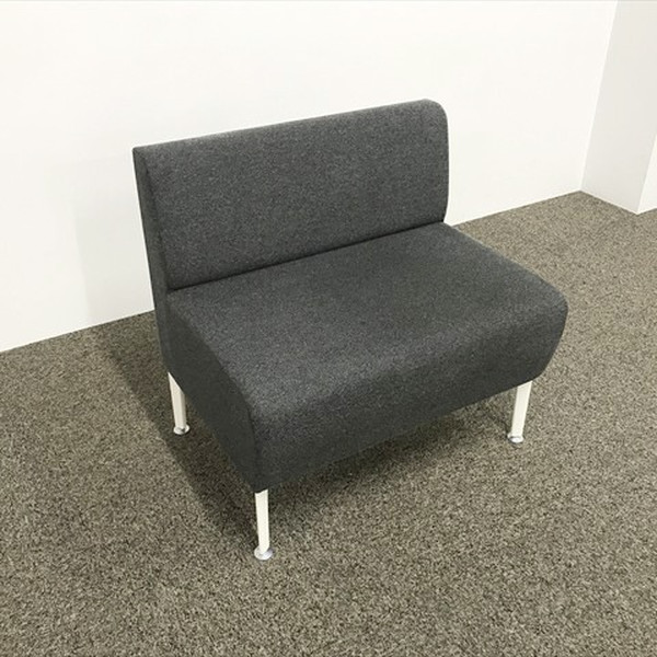 【中古】 応接用ソファ ワークブース用 一人掛けソファー オカムラ ダークグレー｜オフィス家具の店 PORTE（ポルテ） 9,900円