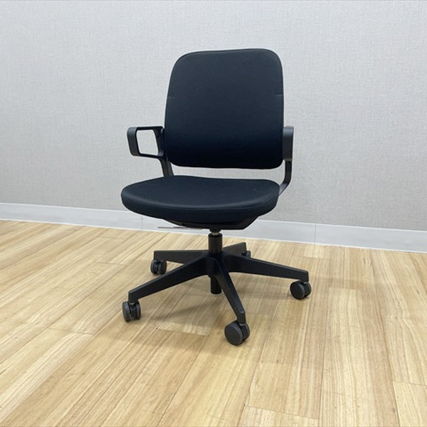【中古】 イトーキ レヴィチェア 肘付 オフィスチェア ブラック