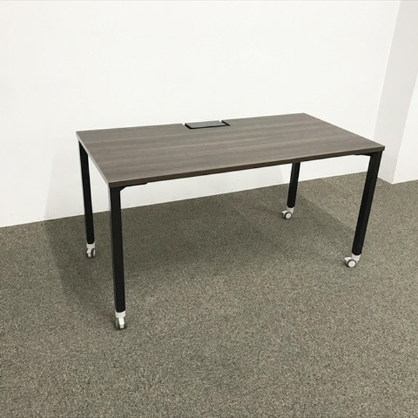 【中古】 オカムラ アプションフリー2 平机 W1400 D700 キャスター付き オフィスデスク パソコンデスク ワークデスク 事務机 ブラウン 木目調 黒脚 配線口付き 組立式｜オフィス家具の店 PORTE（ポルテ）