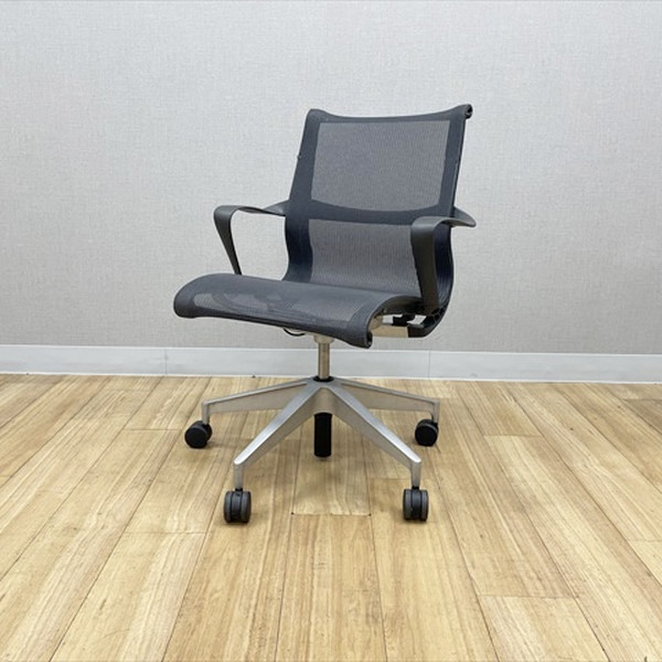 【中古】HermanMiller セトゥーチェア 肘付 オフィスチェア デスクチェア ワークチェア ハーマンミラー グラファイト｜オフィス家具の店 PORTE（ポルテ）