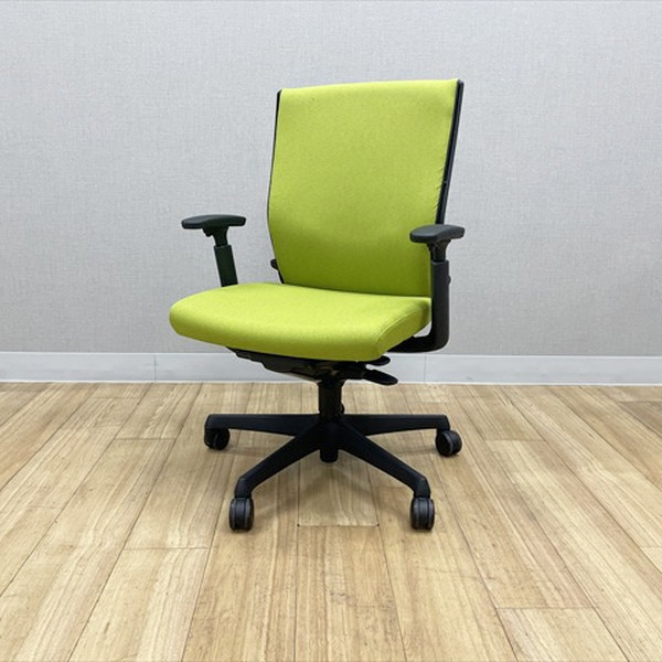 【中古】オカムラ エスクード ハイバック 肘付 オフィスチェア デスクチェア ワークチェア イエローグリーン｜オフィス家具の店 PORTE（ポルテ）