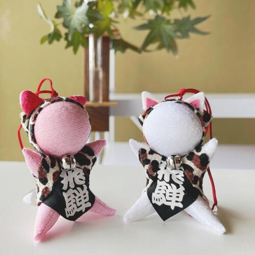 楽天市場 ネコ 御守り 吸盤付き 恋愛成就 恋愛運 金運 交通安全のお守り 縁起のいい ちりめん福猫 定形外郵便 送料無料 飛騨高山さるぼぼ 風水 陣痛中の妊婦さんが描いた赤富士カードをプレゼント 飛騨高山おはなもあな