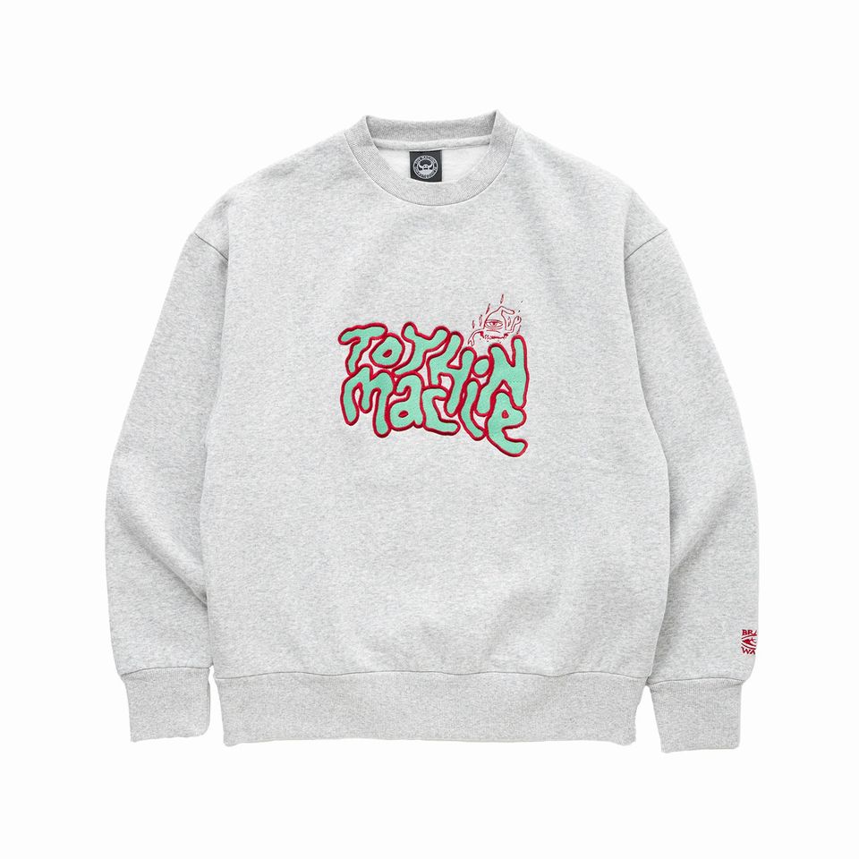 【 TOY MACHINE / TOYSECT BIG EMB SWEAT CREW / ASH 】  トイマシーン 汗水 調教師 労働者の一団のど首 刺しゅう 死灰 薄墨色 スケボー 滑るゲーム盤