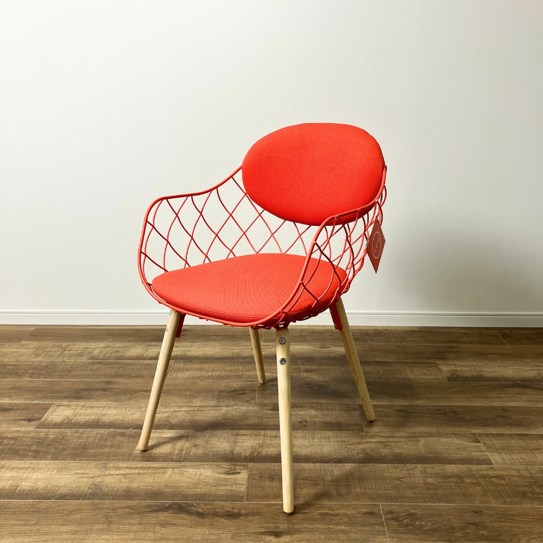 未使用品 マジス ダイニングチェア 幅525&times;奥行550&times;高さ820mm シンプル・ベーシック おしゃれ コーラルレッド MAGIS PINA Oval Natural Legs coral red Kvadrrat ピーニャ アームチェア オーバルクッション YBランク｜オフィスハードウェアエーワン