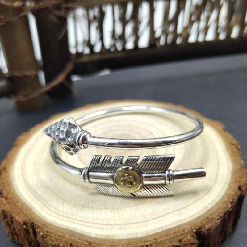 ブレスレット メンズ レディース シルバー シルバーアクセサリー 羽根 インディアンジュエリー 弓矢 鷹 フェザー アロー イーグル シンプル 腕輪 手首 バングル アクセサリー ジュエリー 普段使い ギフト おしゃれ かわいい｜櫻花舎店