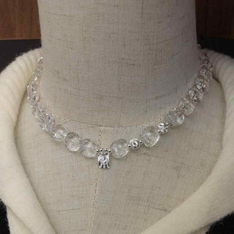 ネックレス レディース シルバー 白水晶 皺加工 アルファベット プレート ペンダント 首飾り アクセサリー ジュエリー 華奢 細身 普段使い カジュアル デイリー デート ハンドメイド 個性的 高級感 シック フェミニン ギフト｜櫻花舎店 8,805円