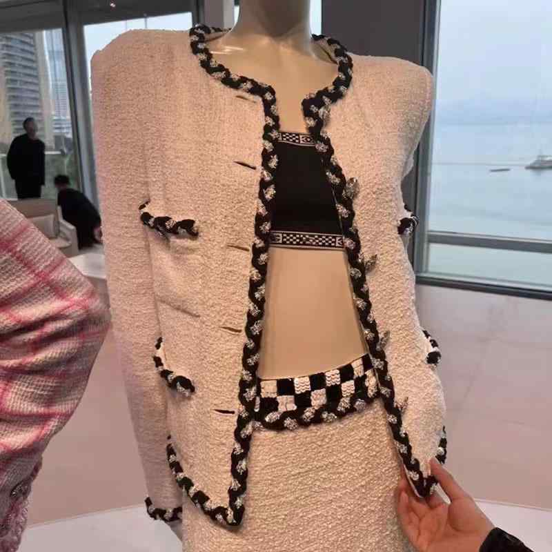 ジャケット レディース アウター コート ショート丈 ショートコート 上着 長袖 丸首 ラウンドネック ウール ウール ポリエステル 混合 ツイード 粗花ね グリッド チェック 格子 柄 ストライプ ホワイト 白 ボタン フリンジ ポケット 暖かい 秋冬｜櫻花舎店