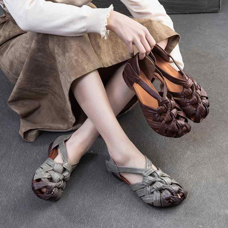サンダル レディース 普段使い走り 心地よい 置き目踵 木目細か 平べったい なめし革 牛皮 なめし革 豚革 蒸れにくい 通気 耐磨耗 滑りにくい 歩き分かりやすい 一方ならずない 履き分かりやすい 面チャック 丸頭 ラウンドトゥ がら明き くり抜き 透かし彫り 冷やりとした 薄墨色 炭