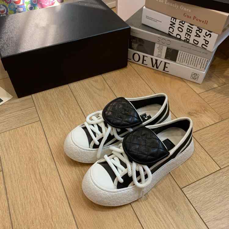 スニーカー レディース キャンヴァス靴 帆布シューズ 厚底 平べったい 心地よいシューズ パンプス 木目細か 紐靴 牛皮 なめし革 白 黒 クロスストラップ 分かりやすい 無地 置き目とり捨てる 耐磨耗性 履き分かりやすい 疲れにくい 普段使い走り お出かけ オール時節 おし