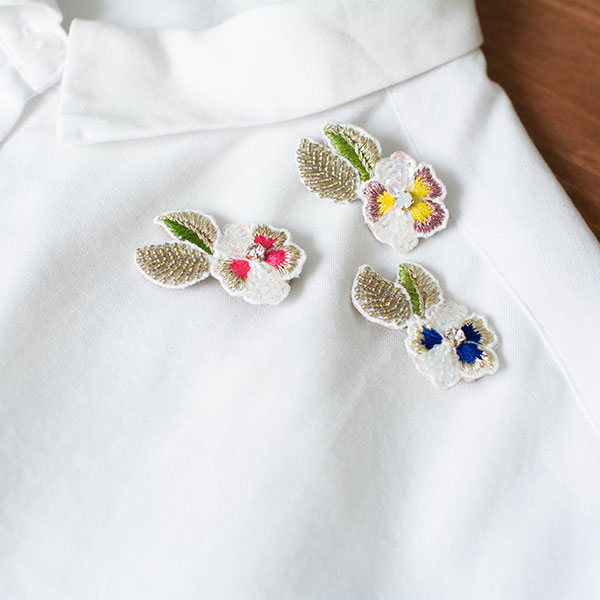 楽天市場 刺繍ブローチ 洋服やバッグのアクセントとして使えるブローチ Mia 女性 アクセサリー 鞄 服 ワンポイント 日本製 ハンドメイド 北欧 雑貨 贈り物 ギフト おしゃれ 大人かわいい 誕生日 出産祝い 退職祝 引っ越し祝 結婚祝 就職祝い Okayu Labo オカユラボ