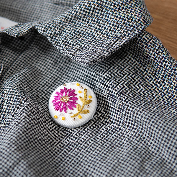 【楽天市場】手刺繍 花柄 ブローチ【mia】(レディース 洋服 女性 アクセサリー 花柄)日本製 ハンドメイド 北欧 雑貨 贈り物 ギフト ...