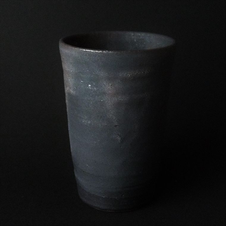 datta.沖縄南の島陶芸工房 |datta 沖縄陶器やちむんぐい呑 黒色 酒器NO?4[一点物]【ギフトボックス付き】送料無料｜datta.やちむんとシーサーの工房