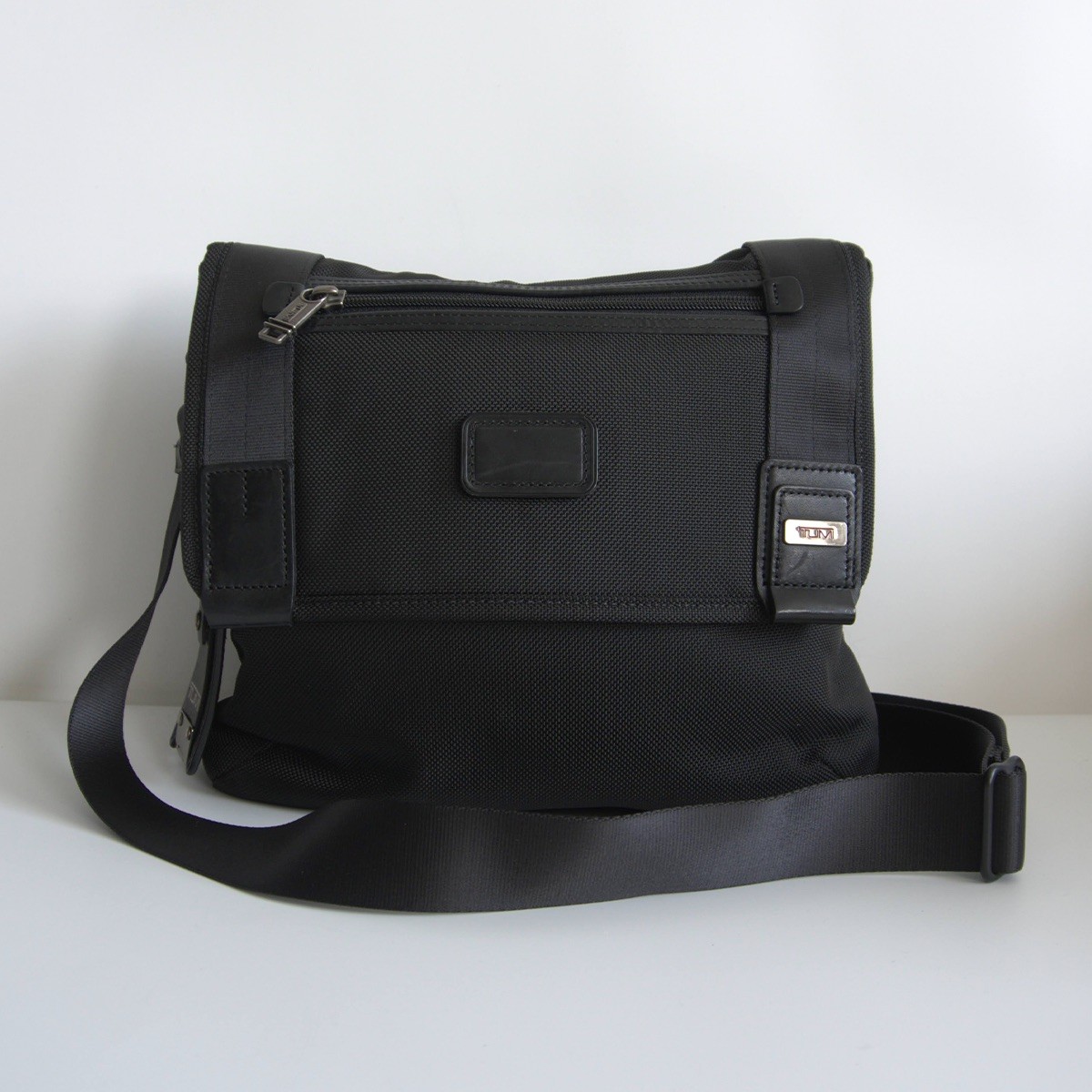 kz 【美品】TUMI ブラック ナイロン ショルダーバッグ 美品✨ TUMI トゥミ ショルダーバッグ ビジネスバッグ ブラック