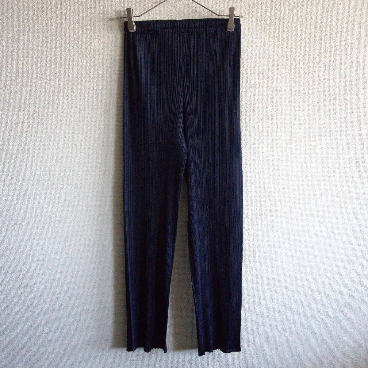 PLEATS PLEASEカーキ プリーツパンツ PLEATS PLEASE ISSEY MIYAKE（カジュアルパンツ）のフリマ