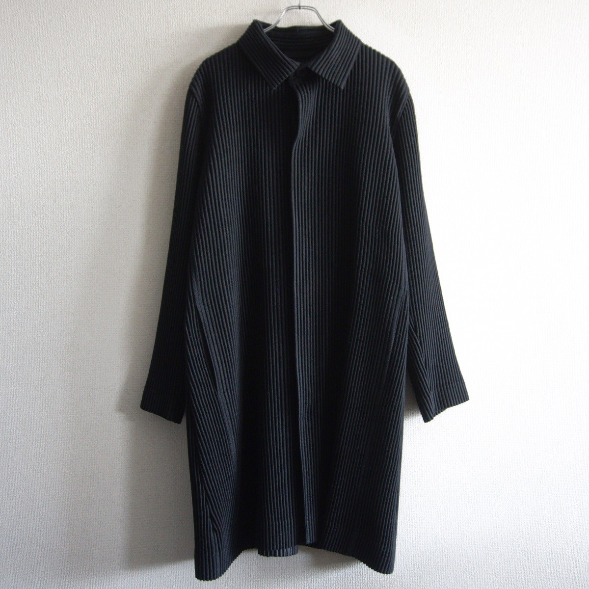 【美品】 HOMME PLISSE ISSEY MIYAKE【筋目 厚地の外套】3 黒いこと オムプリッセ イッセイミヤケ 26050363