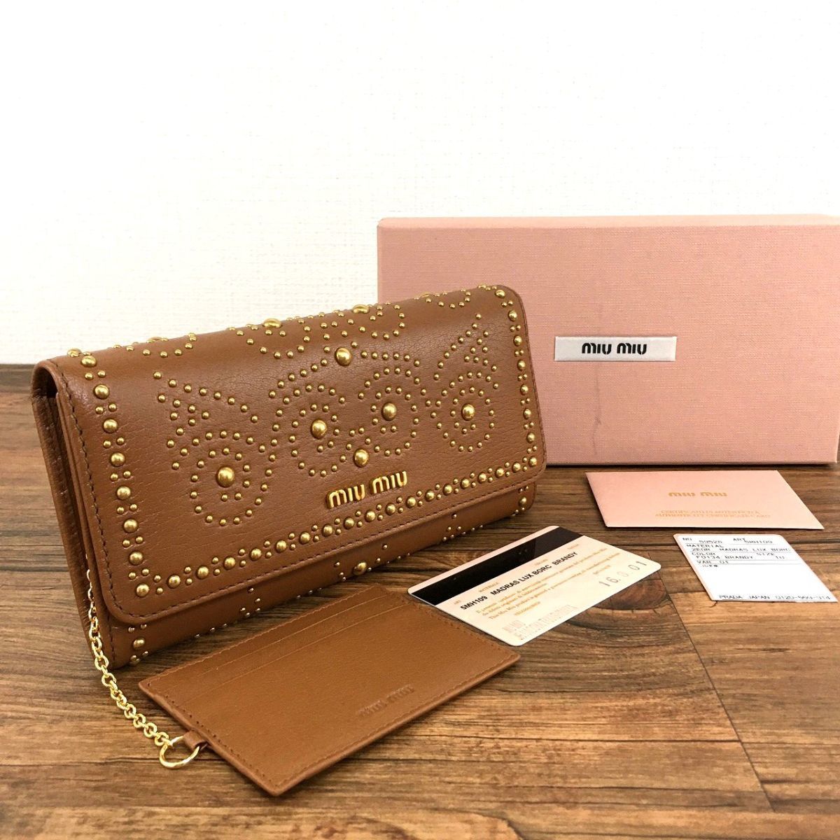 【中古】 貨物輸送込み！ 極美品 MIUMIU 長紙入れ 5MH109 BRANDY スタッズ 茶 箱付き添い人 115