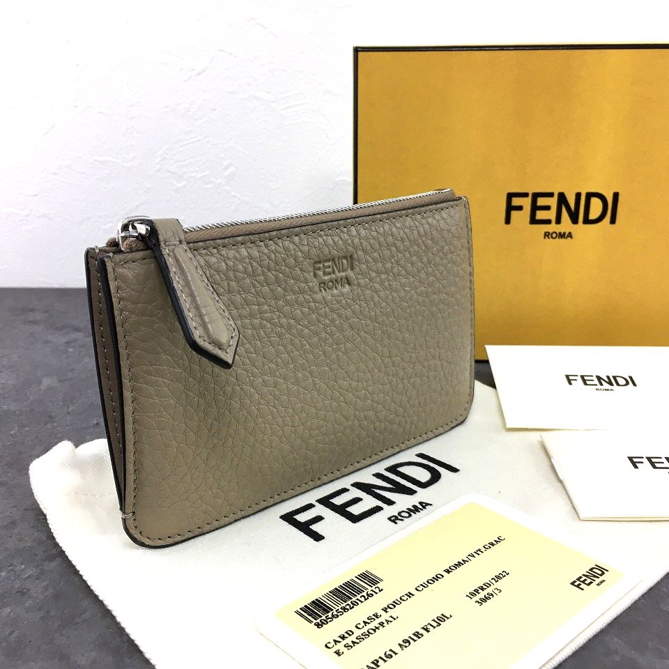 送料込み！ 未使用品 FENDI フラグメントケース 8AP161 ベージュ 箱付き 546