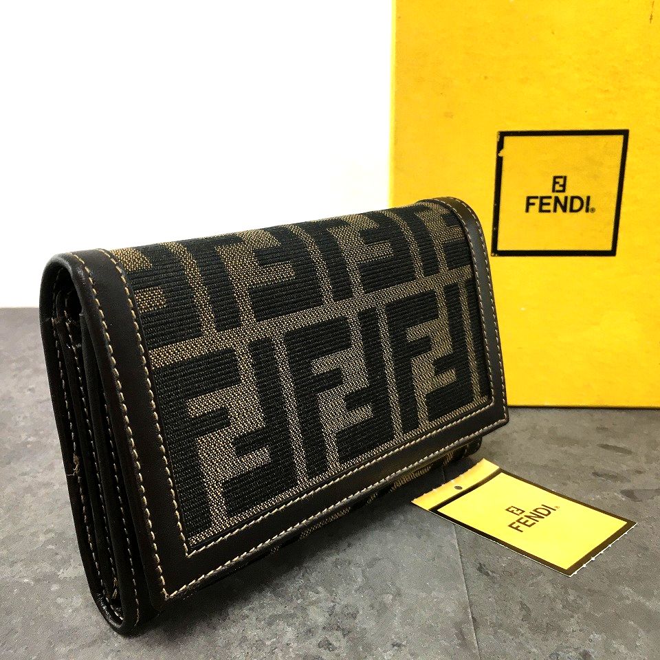 送料込み！ 極美品 FENDI ミディアムウォレット ブラウン 二つ折り財布 559