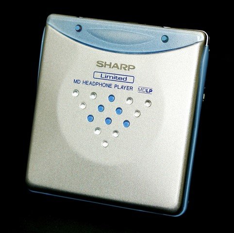 【中古】「人並み外れたに好いたらしい」SHARP せつ然たる MD-ST70L-A 青味 携帯型MD電気蓄音機（MD生まれ変わり専用機）