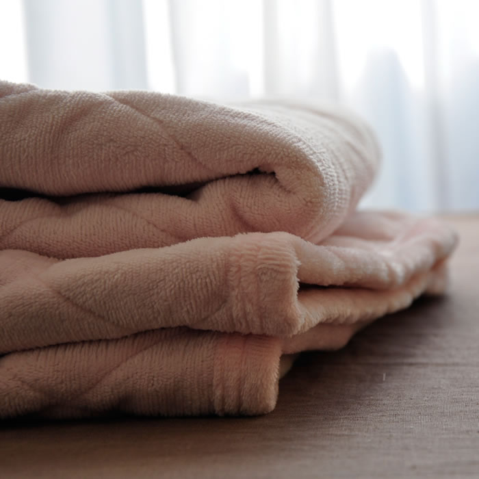 【楽天市場】アルミシート入り暖か敷きパッド シングルサイズ 暖かさの秘密は中綿に挟んだアルミシート：おめざめばざーる