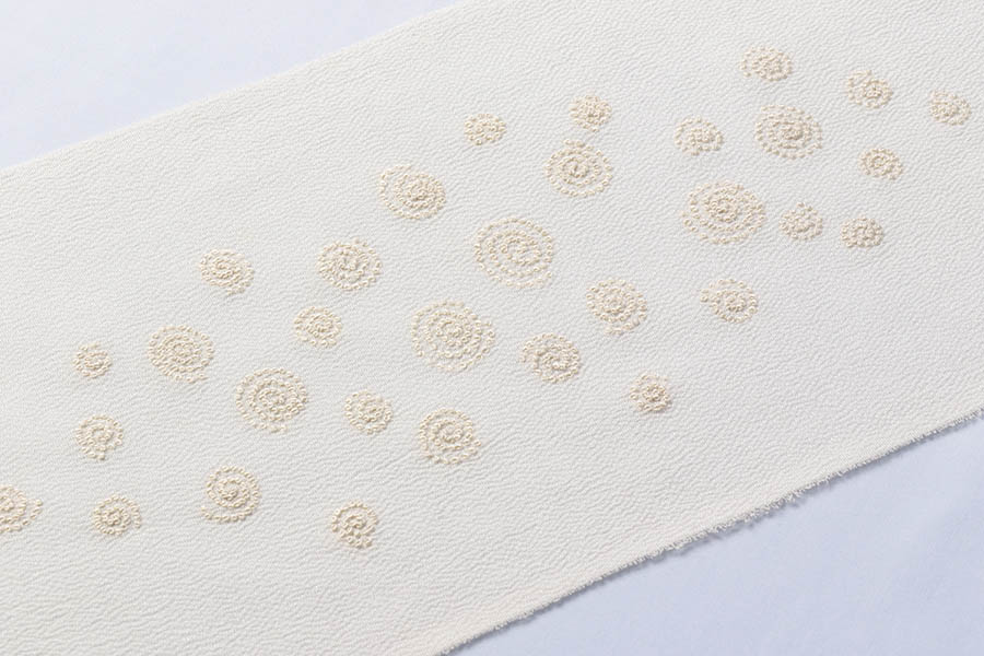 相良刺繍 正絹半衿 うずまき模様 グレー 半襟 着物 おしゃれ 染 織 男性 女性 大人 普段 お稽古 新品 高級 長襦袢 着物 きもの 女性 和服 和装小物 着付け小物 カジュアル 可愛い 衿 襟 紬 木綿 小紋｜きもの　おみたてや