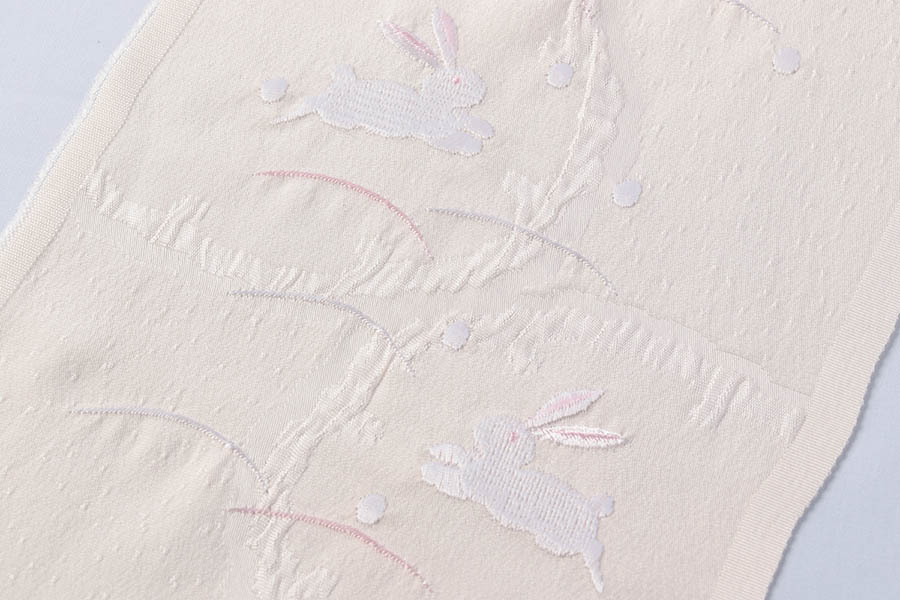 雪輪 ウサギ 刺繍入り 正絹半衿 薄ピンク地 衿秀 刺繍 着物 おしゃれ 女性 大人 普段 お稽古 新品 高級 長襦袢 着物 きもの 女性 和服 和装小物 着付け小物 カジュアル 可愛い 衿 襟 紬 木綿 小紋