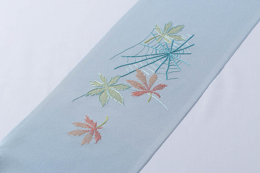 もみじ 蜘蛛模様 半衿 刺繍入り 加藤萬 半襟 日本刺繍 着物 おしゃれ 女性 大人 普段 お稽古 新品 高級 長襦袢 着物 きもの 女性 和服 和装小物 着付け小物 フォーマル カジュアル 可愛い 衿 襟 紬 木綿 小紋 訪問着 付下げ 無地