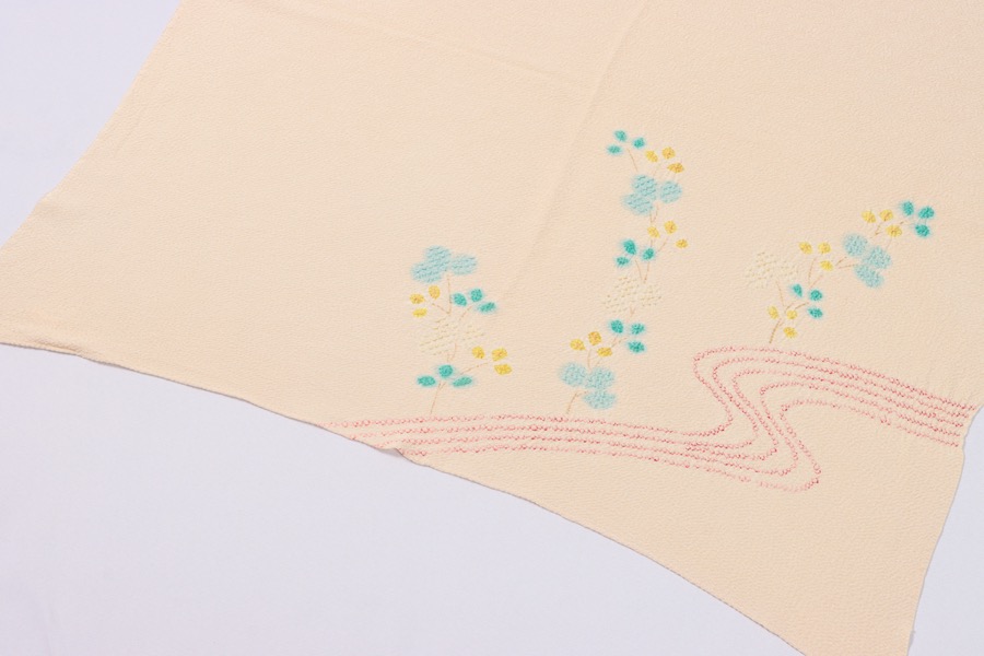 日本製 風呂敷 83 センチ 正絹 大縮緬 絞り クリーム 萩 模様 刺繍 ふろしき 高級 風呂敷 大判 サイズ 風呂敷 着付け小物 草履 下駄 帯 日本伝統 エコバッグ 持ち運び 和装小物 和装 和服 着付け小物 お中元 お歳暮 お正月 おしゃれ かわいい