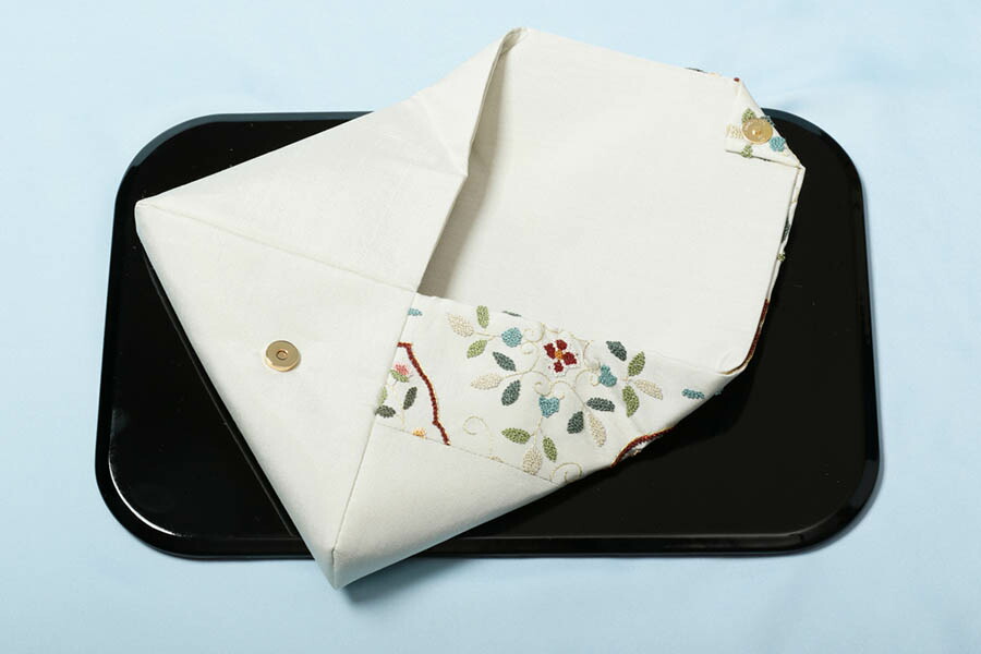 63 Off 相良刺繍入り 袱紗 茶道具 白 数寄屋袋 刺しゅう マグネット バッグインバッグ 小さめ ふくさ おしゃれ 可愛い お茶 お茶会 お稽古 バック 小物入れ お茶席 和装小物 和装 和服 ポーチ 着付け小物 和装バッグ 和柄 茶道 袱紗入れ Tartascristina Com