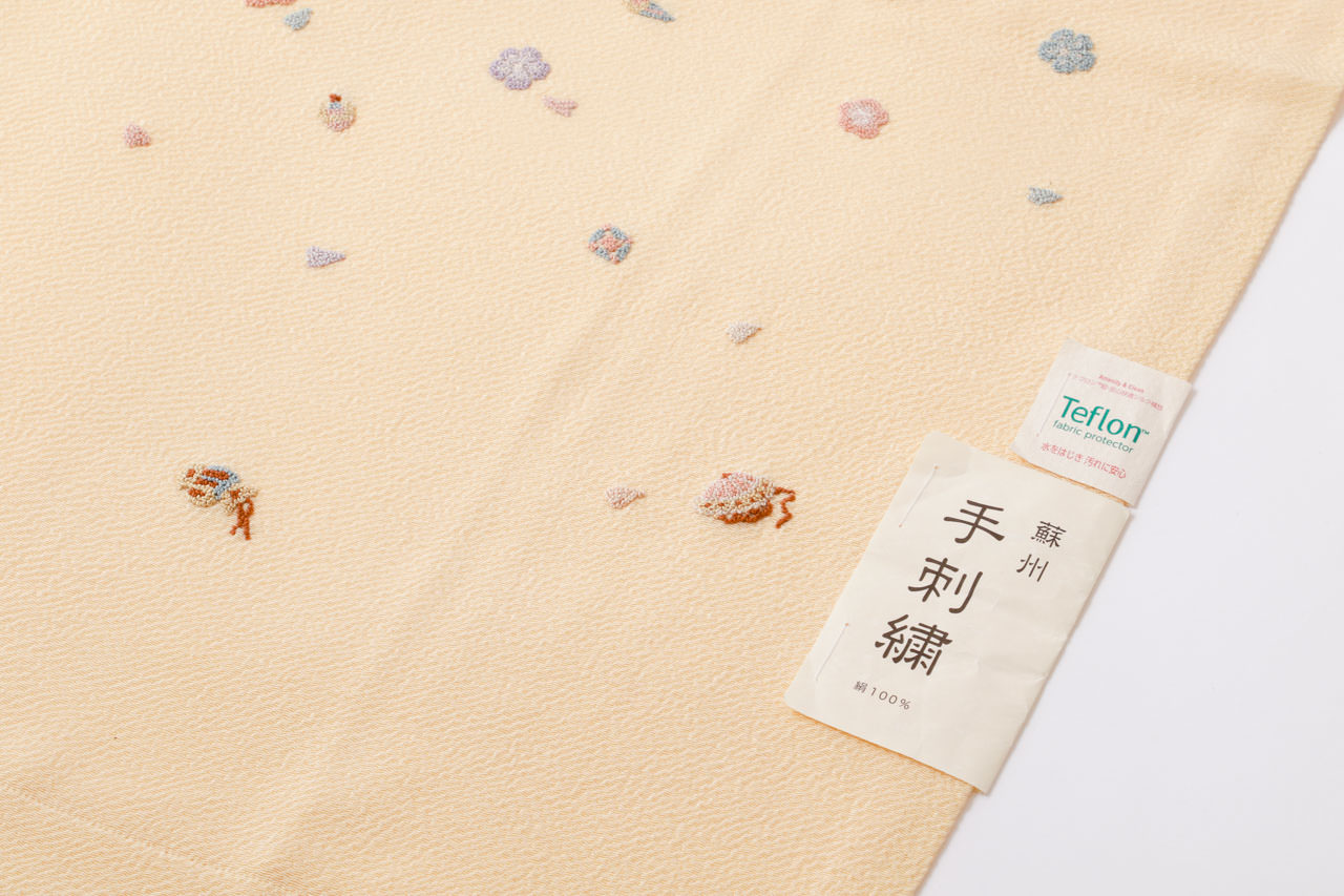 刺繍 襟巻き 着物 ショール 正絹 縮緬 和装 和装小物 マフラー 着物 晴れ着 和服 柔らか あたたかい 小紋 付下げ 振袖 成人式 和風 ストール 可愛い お茶 観劇 フォーマル ピンク ちりめん 生地 和柄 ショール 大判 カジュアル｜きもの　おみたてや