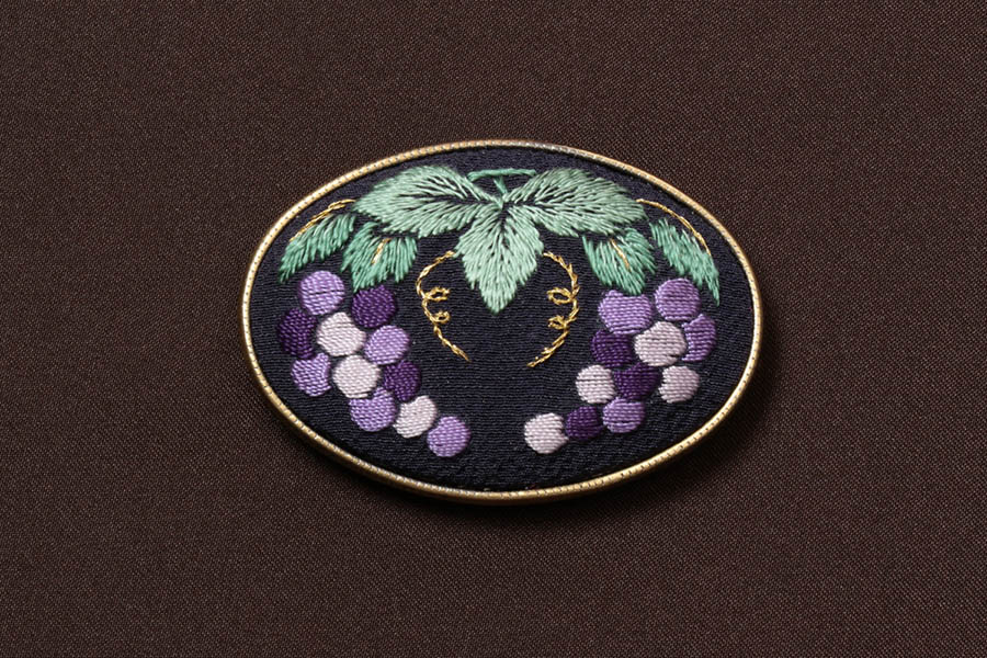 帯留め 刺繍 日本刺繍 帯留 新品 帯どめ 帯止め おしゃれ 手作り 帯締め 訪問着 普段着 着物 小物 和装小物 和雑貨 京都 花 Umu Ac Ug