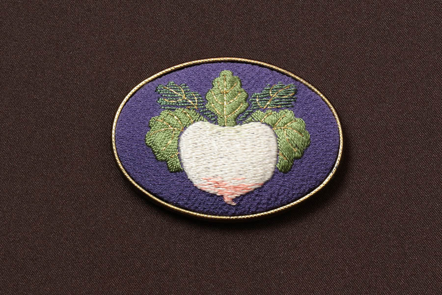 人気満点 帯留め 刺繍 京都 かぶ 日本刺繍 帯留 新品 帯どめ 金具 帯止め おしゃれ 手作り 訪問着 着物 小物 和装小物 和雑貨 付下げ 小紋 無地 紬 着物用 きもの用 かわいい ブローチ アクセサリー 飾り 着付け小物 和装 和服 和小物