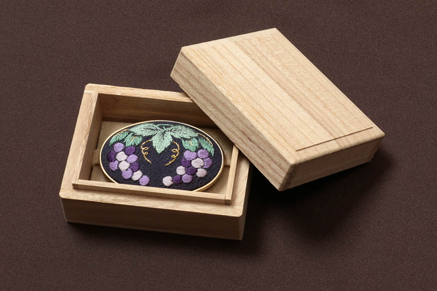 帯留め 帯どめ おしゃれ 日本刺繍 帯留 手作り 帯締め 高級 帯締め 帯留 刺繍 新品 小物 訪問着 刺繍 帯止め 普段着 着物 和装小物 和雑貨 京都 花 きもの おみたてや 帯留め 帯どめ おしゃれ 日本刺繍 帯留 手作り 帯締め 高級 帯締め 帯留 刺繍 新品 小物 訪問着 刺繍 帯止め 普段着 着物 和装小物 和雑貨 京都 花 きもの おみたてや