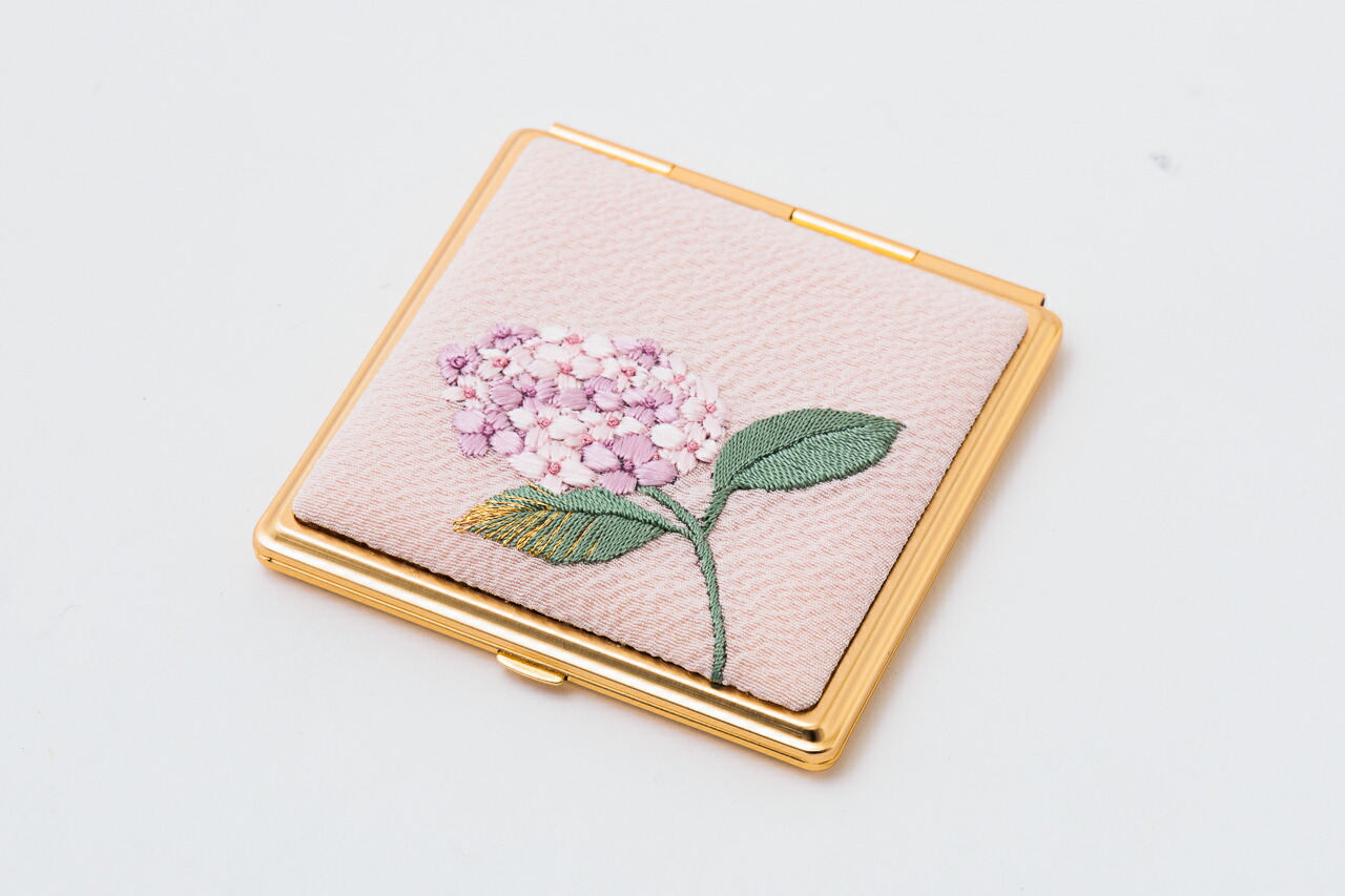 刺繍入り コンパクト 中井まり 作家 コンパクトミラー 鏡 手鏡 ミラー 両面鏡 二面鏡 小さめ コンパクト スリム 女性 レディース ギフト
