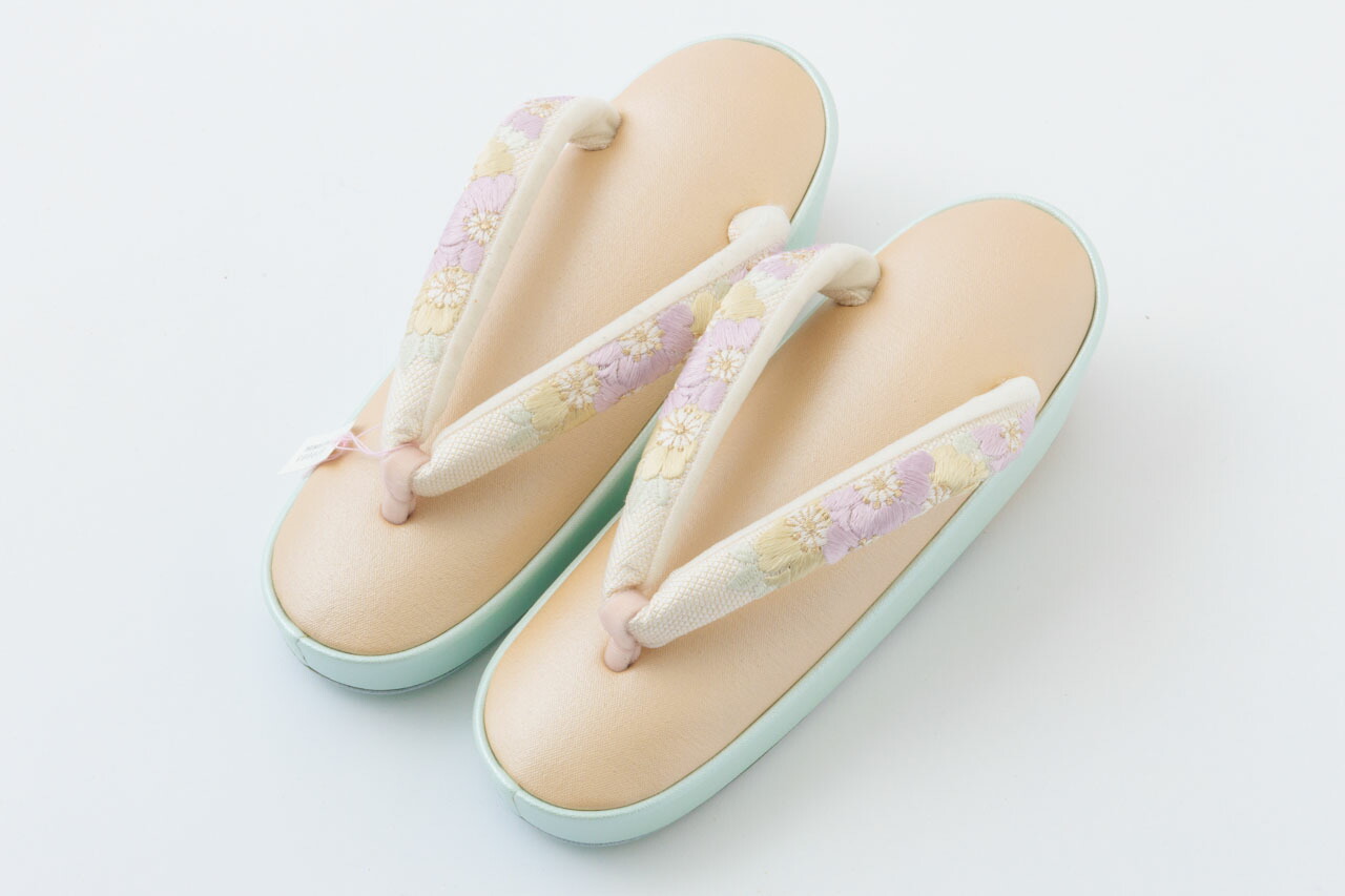 和小物さくら 真綿入り口・入口 草履 御召しもの キャンヴァス出どころ 光輝 刺しゅう鼻緒 京都 和小物 着物 和装 普段 レディース 普段 履き 鼻緒付き添い人 短い訪問着 付下げ 小紋 無地 紬 着物 和装小物 亭主もち 足に愛想のいい ぞうり 御召しもの用 お読み合わせる 着付け 長時間 疲れない 履き分かりやすい 御洒落