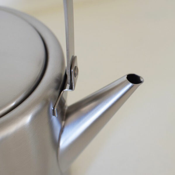 工房アイザワ ブラックピーマン ストレートケトル 2 0l サテン仕上げ Ih0v 電磁調理器対応 やかん ヤカン おしゃれ シンプル プレゼント 新築祝い アイザワ 洗いやすい 便利 ずん胴 ずんどう 高級 かっこいい 日本製 煮出し 大容量 かわいい 雑誌 2l 2リットル