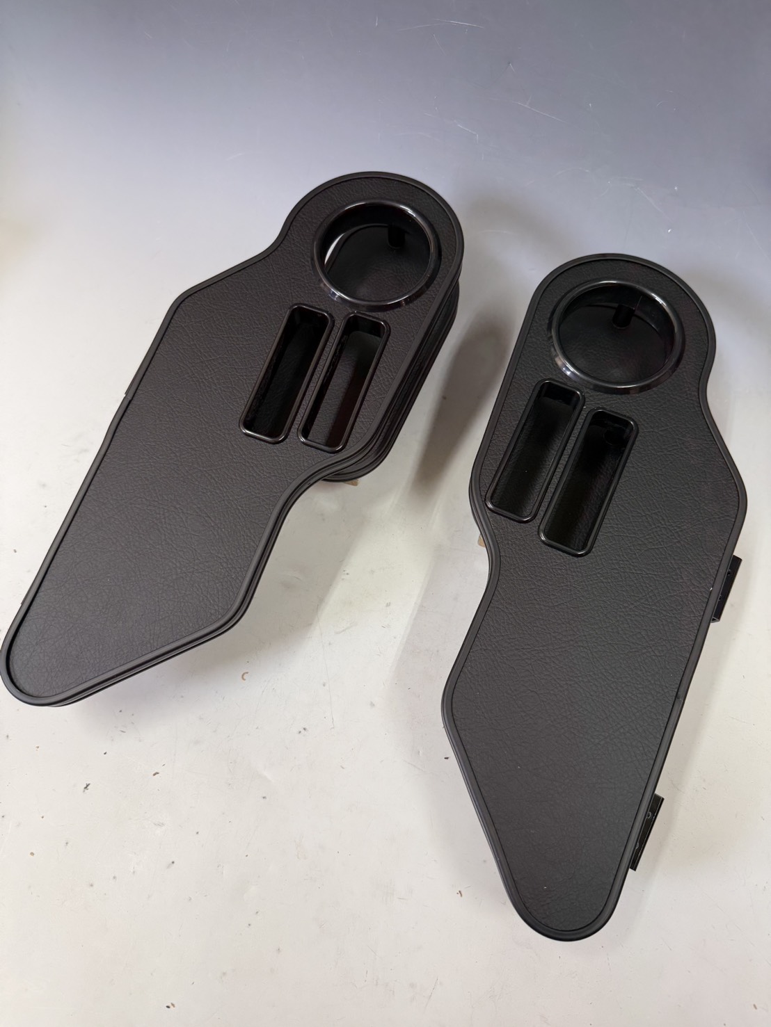 【セット品】デリカD5 後期(19/2~) サイドテーブル レザーブラック オールブラック カスタム カスタムパーツ 車内収納 高級感 インテリア性 日本製 自社製作 職人仕上げ カー用品|one creation