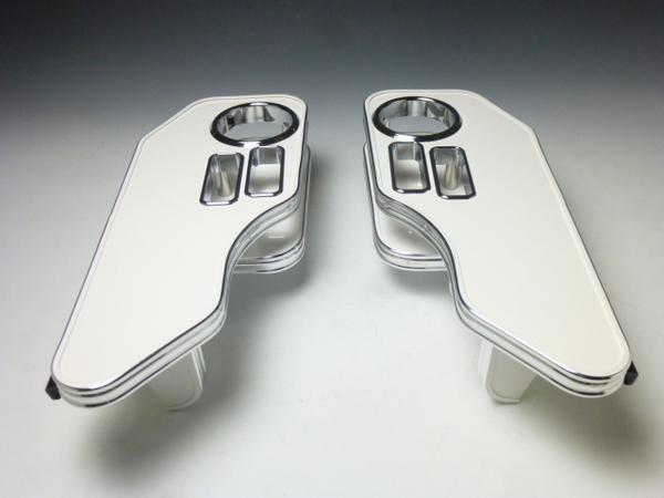 【売り切り! お買い得】E12ノート サイドテーブル 運転席側、助手席側セット ホワイト ＷＨｘフルメッキ カスタム カスタムパーツ 車内収納 高級感 インテリア性 ドリンクホルダー 日本製 自社製作 職人仕上げ カー用品｜one creation 11,385円