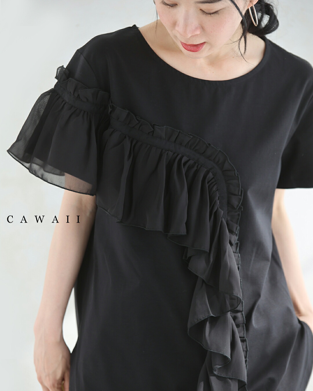 【再入荷♪4/1 20時】 （S~L対応） （黒）流れるアシンメトリーフリルラインのカットソートップス
