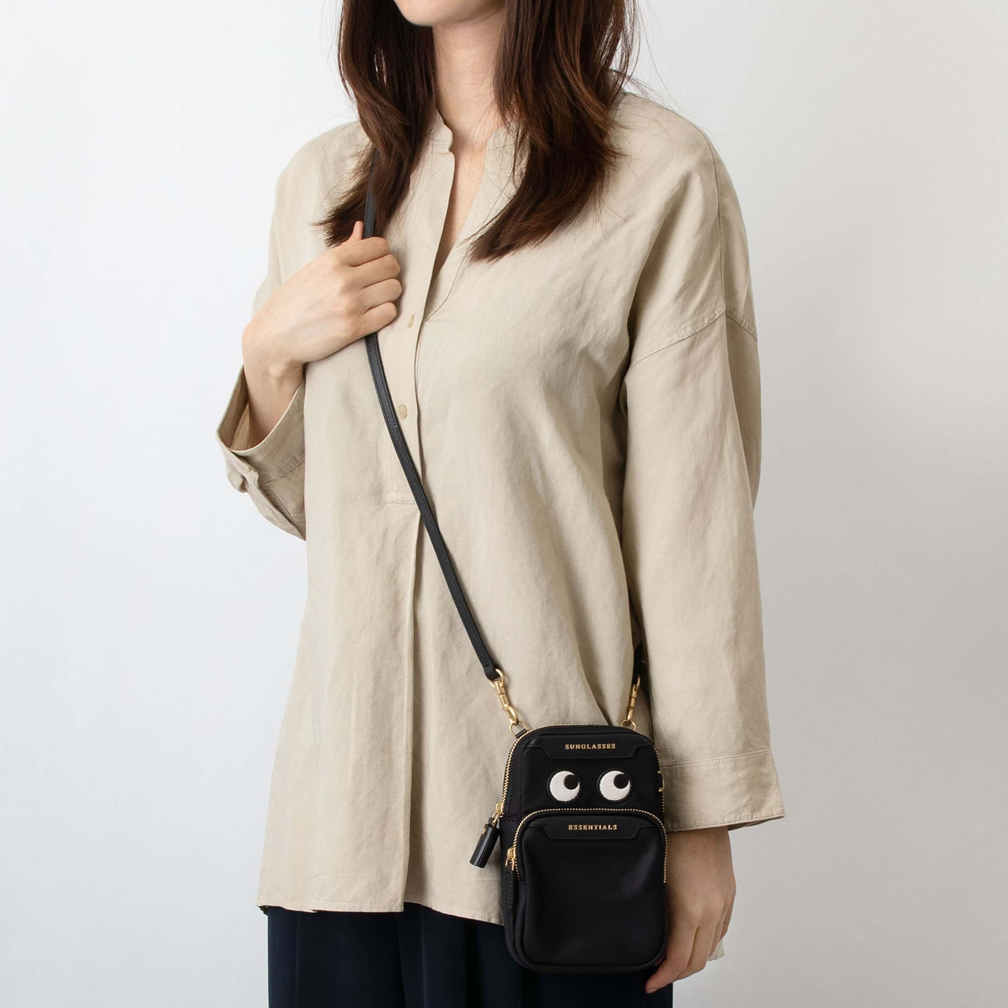 【尖んがり3倍＆1000円引き換え証】アニヤハインドマーチ ANYA HINDMARCH 御徒面子 ショルダーバッグ EYES ESSENTIALS CROSS-BODY [アイズ エッセンシャルズ 差し交わす上半身] 5050925181631 ECONYL REGENERATED NYLON レディース【レイングッズ】【連合王国ブランド名】