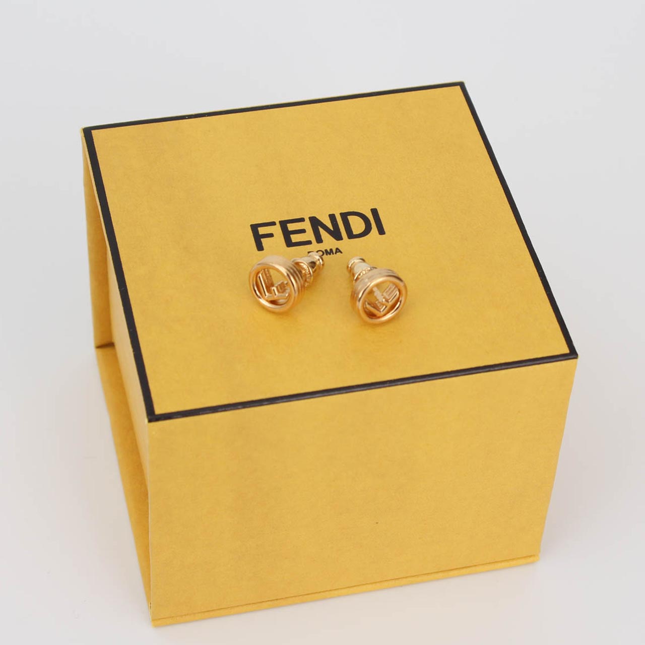 FENDI ピアス　箱つき FENDI オーロック ピアス ロゴピアス ゴールド 箱付き - メルカリ