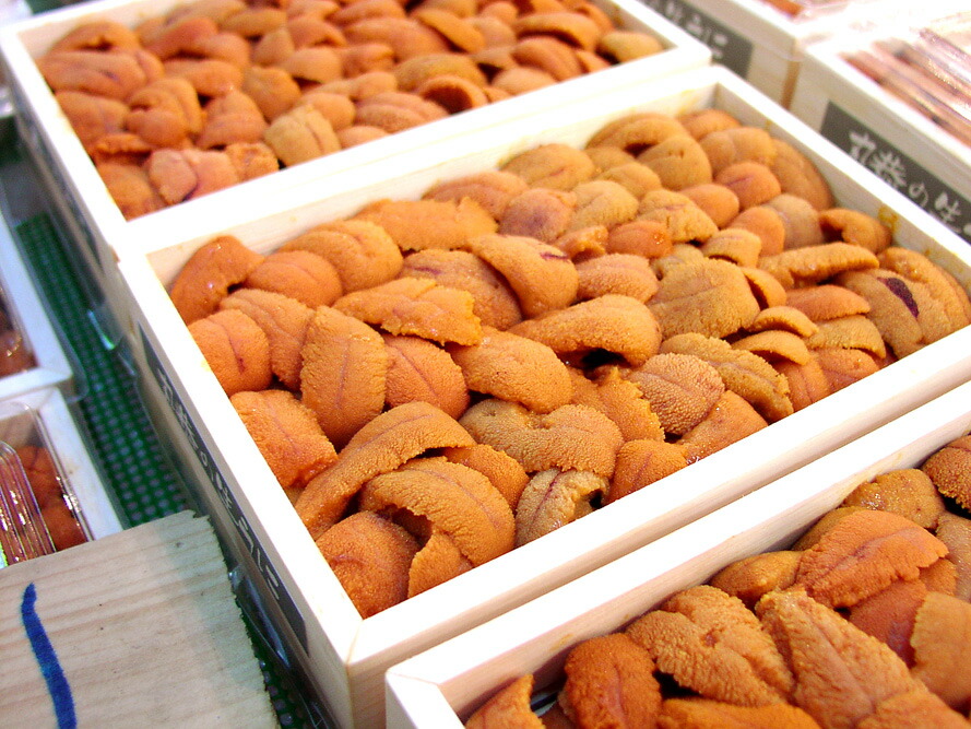 寿司屋が使う「木箱」に入った生うにを父の日の贈り物に！最終出荷日は6/14土！木箱入りの生うに(北方四島・北海道・約250g) 小鉢に取りお酒の肴に！たっぷりとご飯の上に！豪快にウニ巻きも！美味しい生ウニを冷蔵便で出荷します！